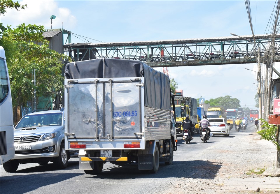 Quốc lộ 80 ùn ứ trưa ngày 23.7. Ảnh: Thành Nhân