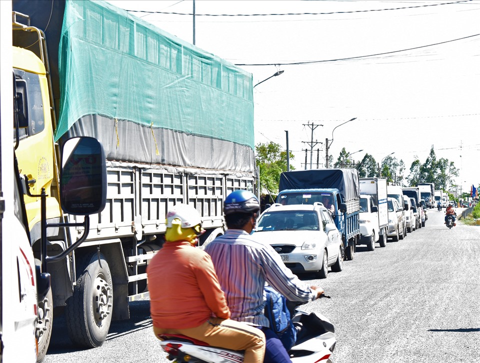 Cảnh ùn tắc kéo dài nhiều km. Ảnh: Thành Nhân