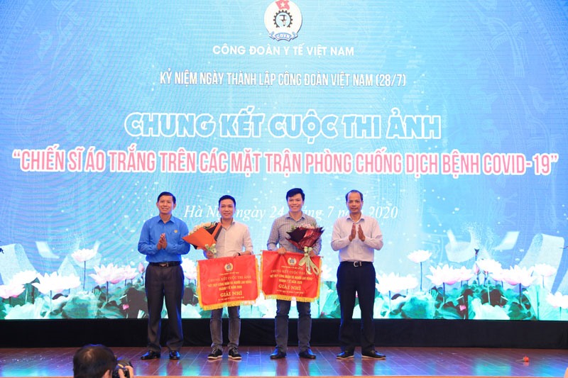Trao giải Nhì cho các tác giả.