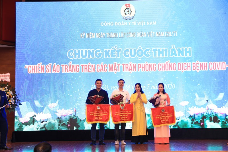 Trao giải 3 cho các tác giả.