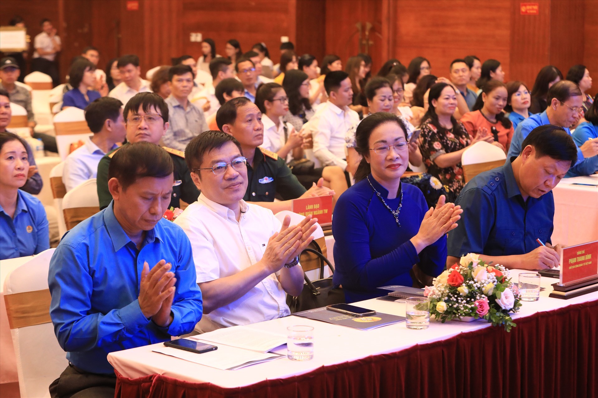 Các đại biểu tham dự buổi lễ.