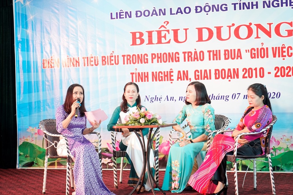 Ban tổ chức giao lưu với một số nữ đoàn viên điển hình. Ảnh: QĐ