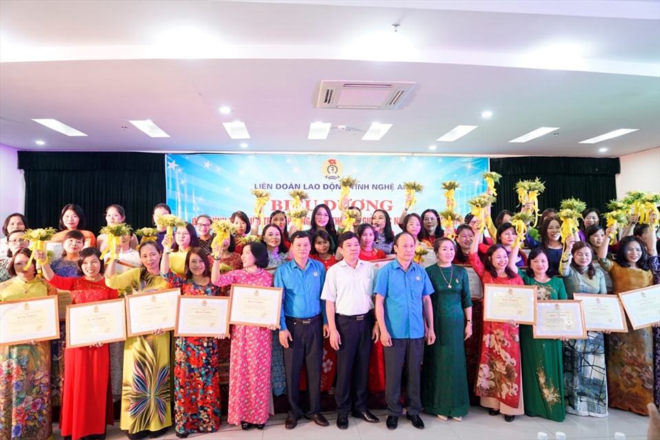 Ban tổ chức chụp ảnh lưu niệm với các nữ đoàn viên điển hình. Ảnh: QĐ