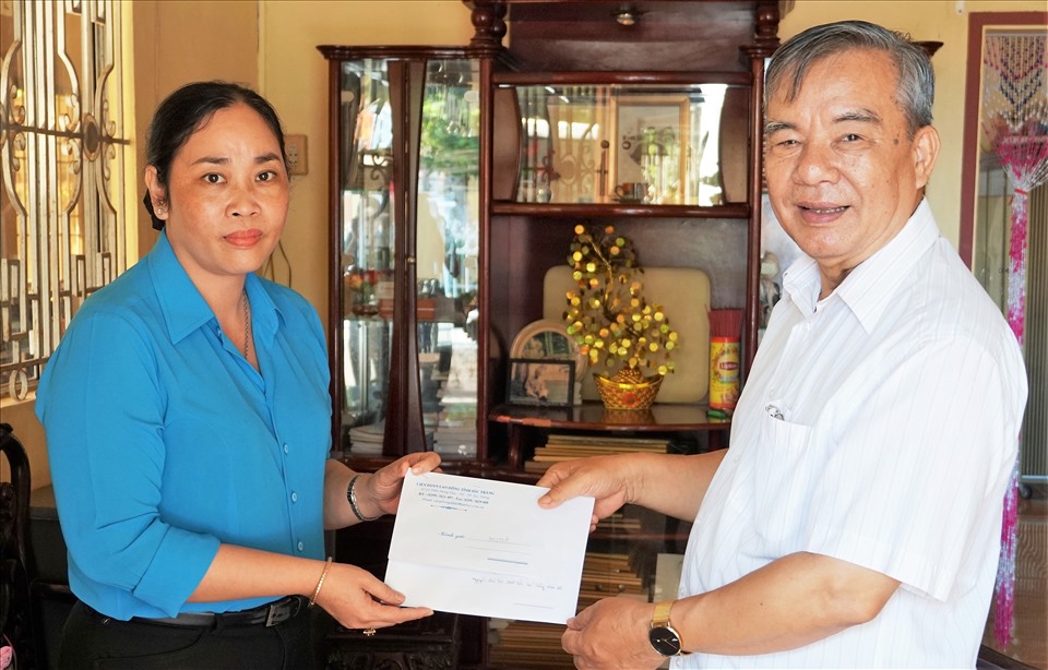 Đồng chí Lục Bích Phúc trao quà cho đồng chí Nguyễn Thanh Hà - nguyên Tỉnh ủy viên, nguyên Chủ tịch LĐLĐ tỉnh Sóc Trăng. Ảnh: Trường Khoa