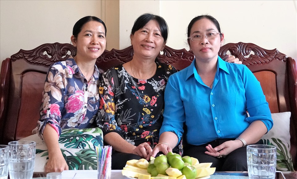 Đoàn đến thăm chụp ảnh kỷ niệm cùng đồng chí Lê Thị Kim Xuyến - nguyên Tỉnh ủy viên, nguyên Chủ tịch LĐLĐ tỉnh Sóc Trăng. Ảnh: Trường Khoa