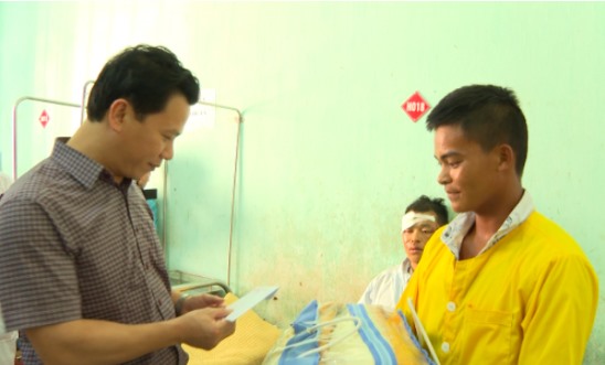 Bí thư Tỉnh ủy Đặng Quốc Khánh trao quà hỗ trợ anh Đặng Văn Đại. Ảnh: Duy Quang