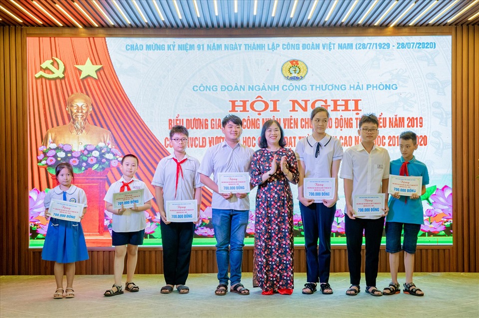 Đại diện lãnh đạo Liên đoàn Lao động TP.Hải Phòng biểu dương con CNVCLĐ vượt khó học giỏi năm học 2019-2020. Ảnh ĐL