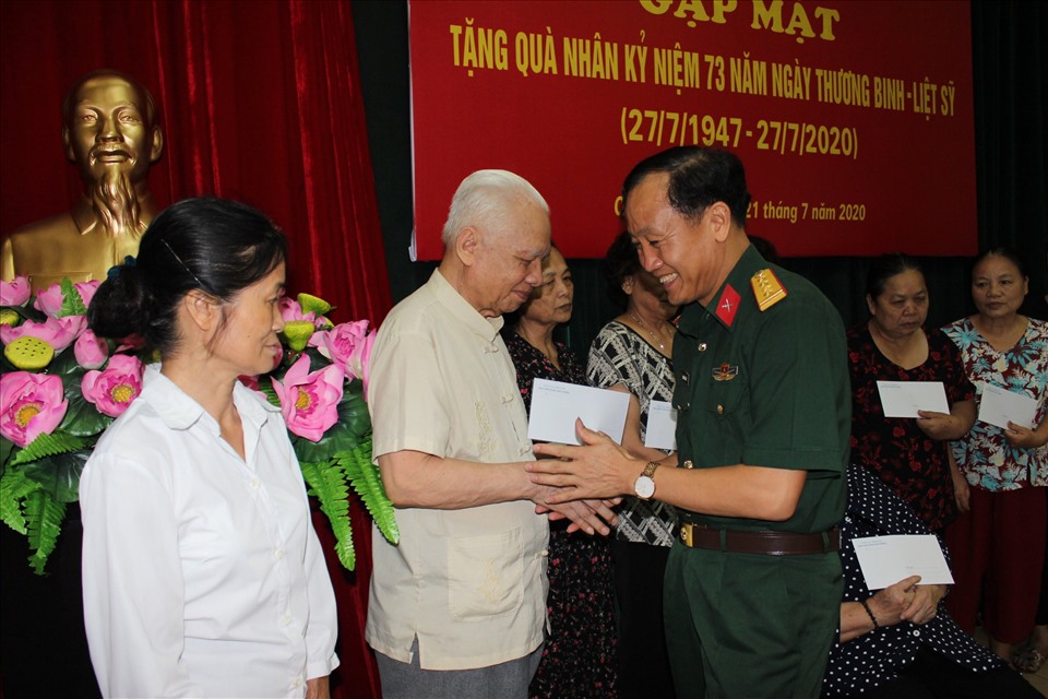 Đại tá Nguyễn Văn Đề trao quà cho các gia đình. Ảnh: Ngọc Anh