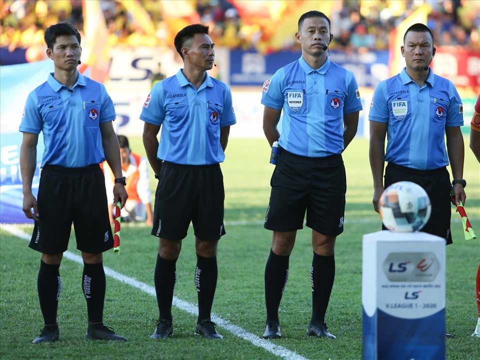Trọng tài Ngô Duy Lân (thứ 2 từ phải sang) là 1 trong 2 trọng tài FIFA đang điều hành V.league. Ảnh: TL