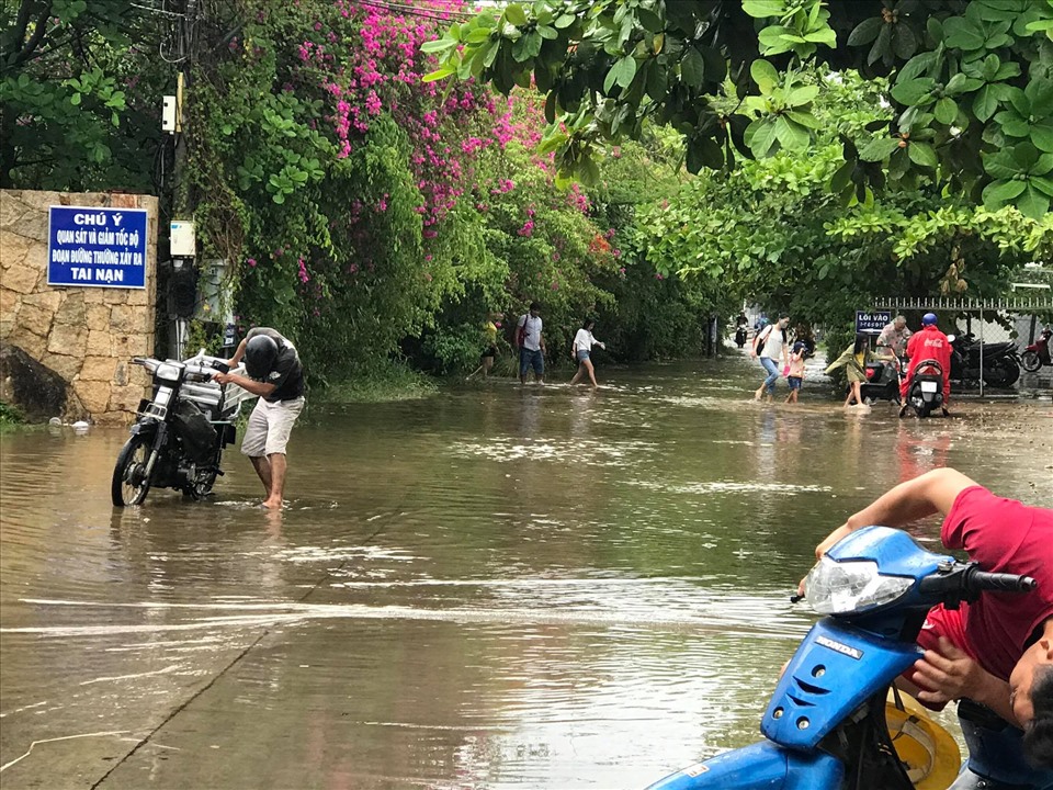 Nhiều phương tiện chết máy khi di chuyển qua các điểm ngập sâu. Ảnh: Nhiệt Băng