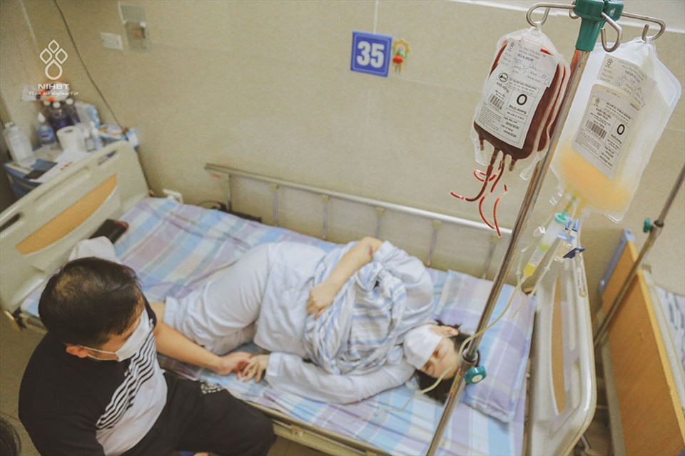 Chị Lan đã truyền trên 40 đơn vị chế phẩm máu trước và trong ca mổ. Ảnh: Công Thắng.