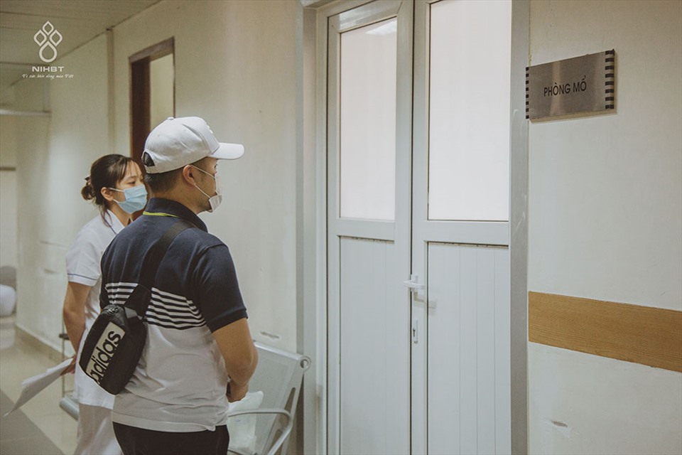 Anh Dũng thực sự đã trải qua cái quãng thời gian mà ai cũng gọi là dài nhất trong lịch sử, mỗi phút trôi qua ngồi ngoài phòng mổ cảm giác dài như hàng giờ đồng hồ. Ảnh: Công Thắng.