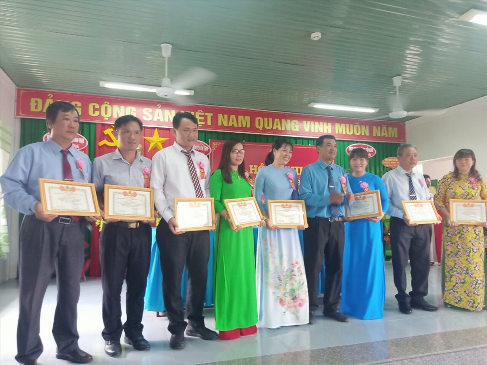 Trao giấy khen cho các cá nhân và tập thể tiêu biểu. Ảnh: Thành Nhân