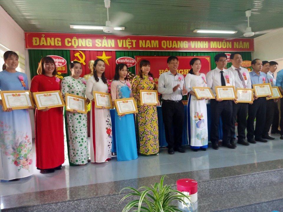 Trao giấy khen cho các cá nhân và tập thể tiêu biểu. Ảnh: Thành Nhân