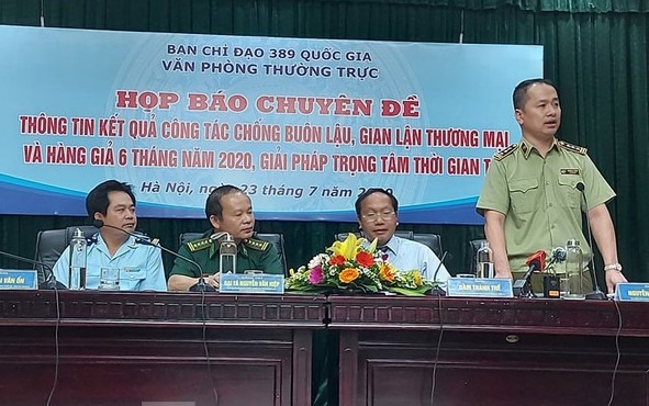 Ông Nguyễn Kỳ Minh, Phó Chánh Văn phòng Tổng cục Quản lý thị trường (đứng) trả lời phỏng vấn báo chí chiều 23.7. Ảnh Cao Nguyên.