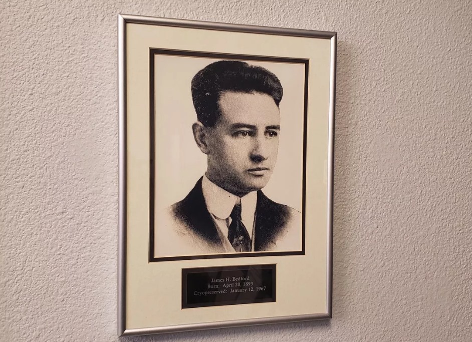 Theo Alcor, James Bedford là người đầu tiên sử dụng kỹ thuật đông xác vào năm 1967.