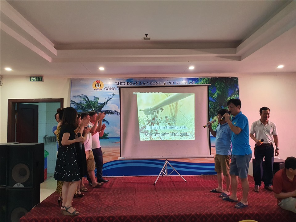 Cuộc thi hát với trang phục tự chọn, thành viên múa phụ họa không hạn chế. Ảnh: QĐ