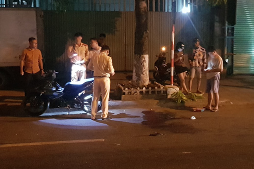 Vướng vào dây cáp, nam thanh niên đi xe máy bị cứa ngang cổ vuong vao day cap nam thanh nien di xe may bi cua ngang co