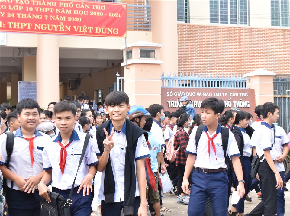 Thí sinh hoàn thành môn Toán ra về tại hội đồng thi Trường THPT Nguyễn Việt Dũng. Ảnh: Thành Nhân