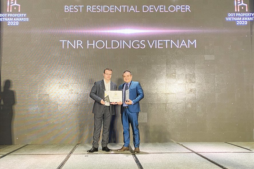 Ông Nguyễn Đăng Phương – Phó Tổng Giám đốc TNR Holdings Vietnam đại diện lên nhận giải