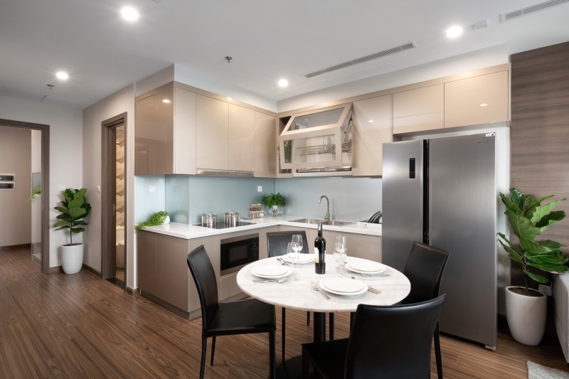 Khu bếp được bàn giao đủ các thiết bị từ bếp điện, mặt bàn lát đá, chậu rửa và máy hút mùi.