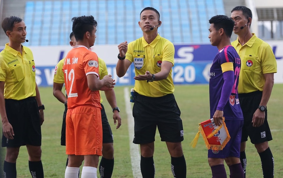 Trọng tài Ngô Duy Lân là 1 trong 2 trọng tài FIFA ở V.League 2020. Ảnh: VFF