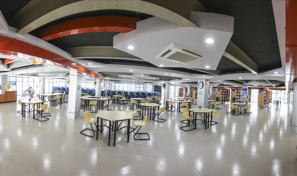 Một góc thư viện, nơi tự học dành cho sinh viên.