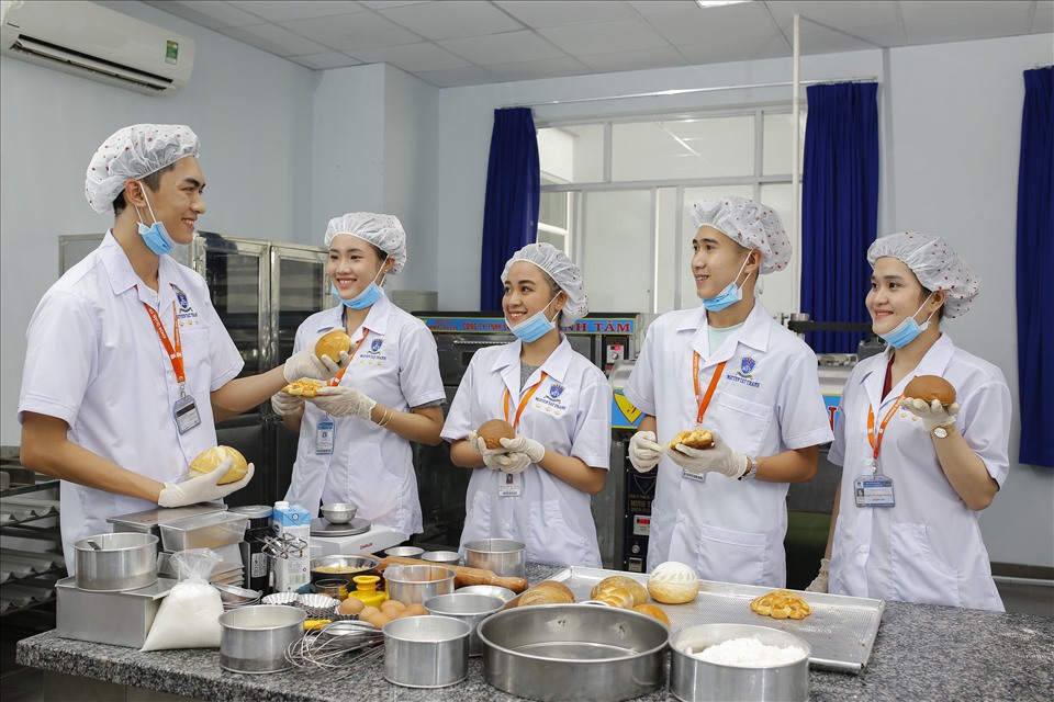 Nhà trường có đẩy đủ các thiết bị đáp ứng nhu cầu học tập kết hợp thực hành.