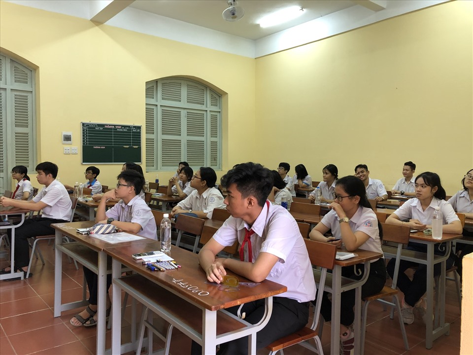 Các em học sinh ở trong phòng dự thi sáng ngày 24.7. Ảnh: Thành Nhân