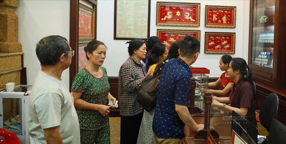 Khi mua vàng tại các đơn vị kinh doanh trong nước và muốn bán ngay sau khi rời khỏi tiệm vàng, người mua sẽ chịu một khoản lỗ lên đến hơn 1 triệu đồng. Ảnh minh họa: Phan Anh