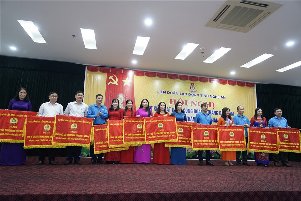 LĐLĐ tỉnh tặng Cờ thi đua cho 12 tập thể. Ảnh: QĐ