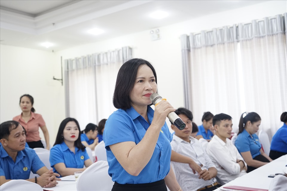 Đại biểu LĐLĐ TX Hoàng Mai phát biểu thảo luận. Ảnh: QĐ