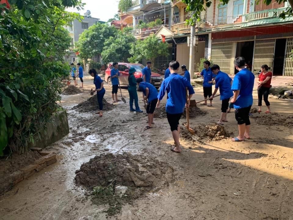Người dân khẩn trương khắc phục hậu quả mưa, lũ.