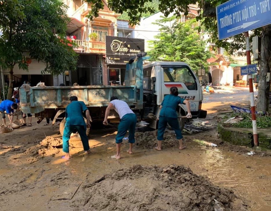 Dọn dẹp sạt lở đất tại Trường Phổ thông Dân tộc Nội trú tỉnh