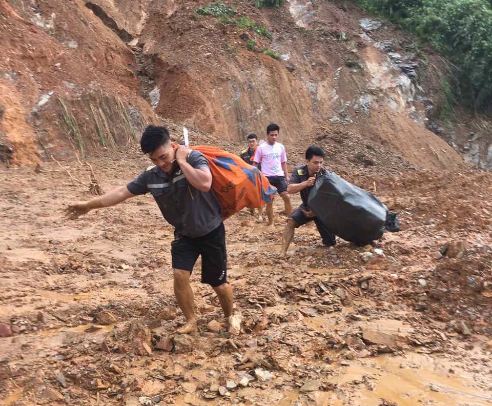 Trong thời gian có mưa lũ, gây sạt lở nhiều tuyến đường tại Hà Giang, Bưu điện tỉnh Hà Giang đã tổ chức xe ô tô chuyên ngành vận chuyển túi gói công văn hỏa tốc, công điện, hàng hóa đến vị trí sạt lở do mưa lũ tại Km5 đường Hà Giang – Hà Nội an toàn. Từ đó tổ chức cho nhân viên tăng bo lưu thoát qua điểm sạt lở quãng đường 2 km, giao nhận đúng quy định cho đường thư cấp I Hà Nội – Hà Giang.