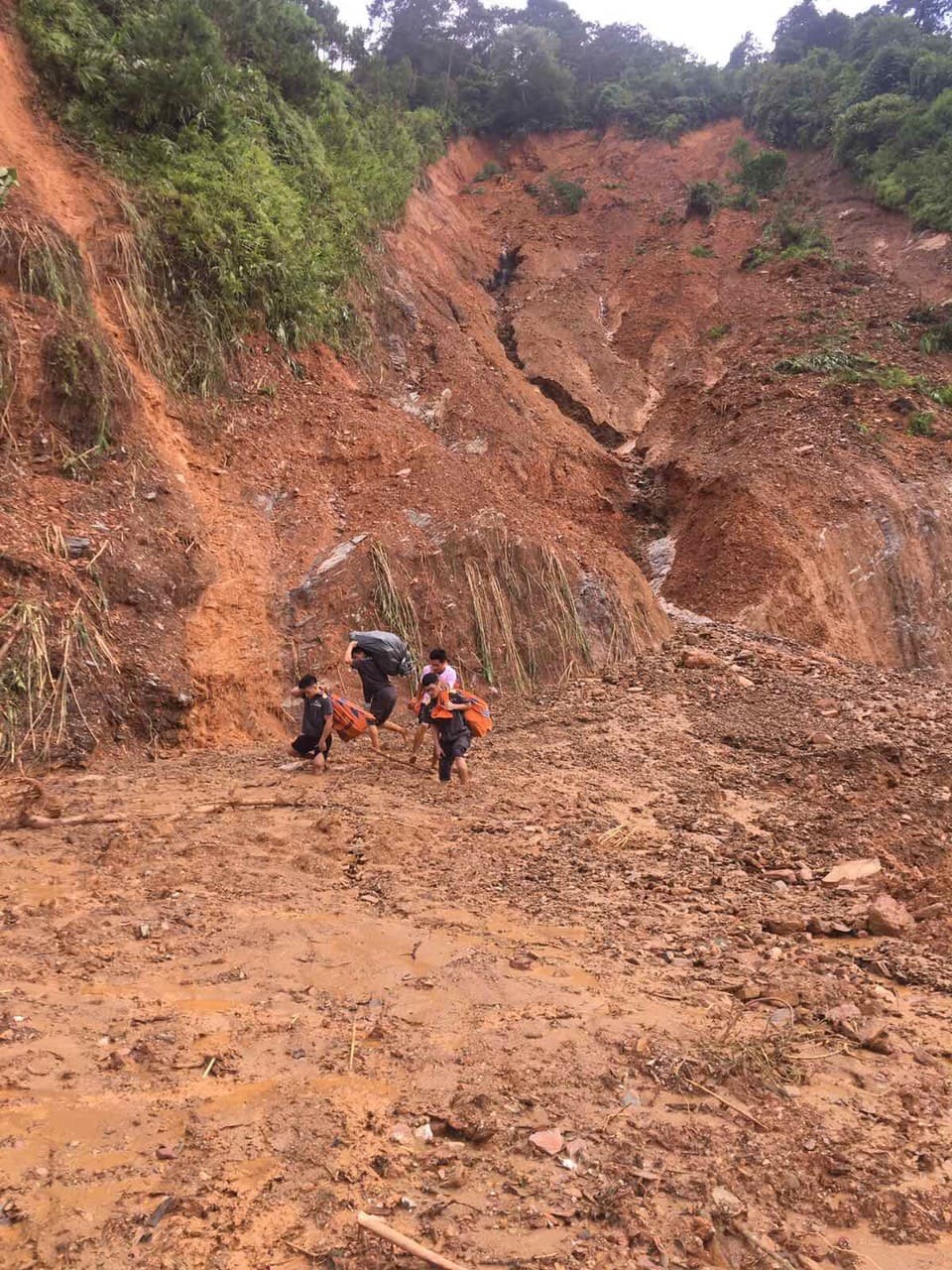Trong thời gian có mưa lũ, gây sạt lở nhiều tuyến đường tại Hà Giang, Bưu điện tỉnh Hà Giang đã tổ chức xe ô tô chuyên ngành vận chuyển túi gói công văn hỏa tốc, công điện, hàng hóa đến vị trí sạt lở do mưa lũ tại Km5 đường Hà Giang – Hà Nội an toàn. Từ đó tổ chức cho nhân viên tăng bo lưu thoát qua điểm sạt lở quãng đường 2 km, giao nhận đúng quy định cho đường thư cấp I Hà Nội – Hà Giang.