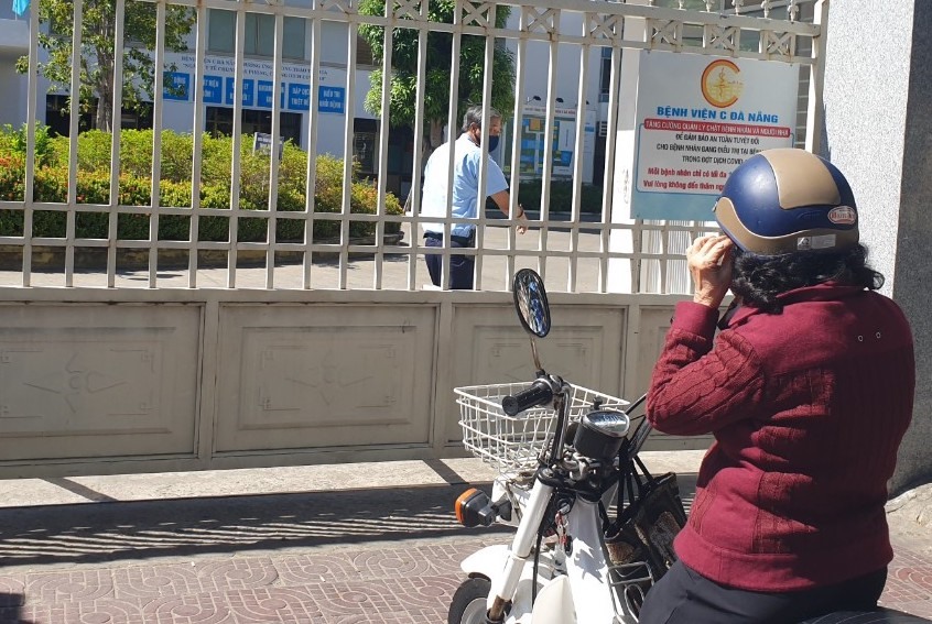 Trong khi đó, một số người đến thăm người nhà đang điều trị trong bệnh viện C Đà Nẵng đành quay về. Ảnh: Hữu Long