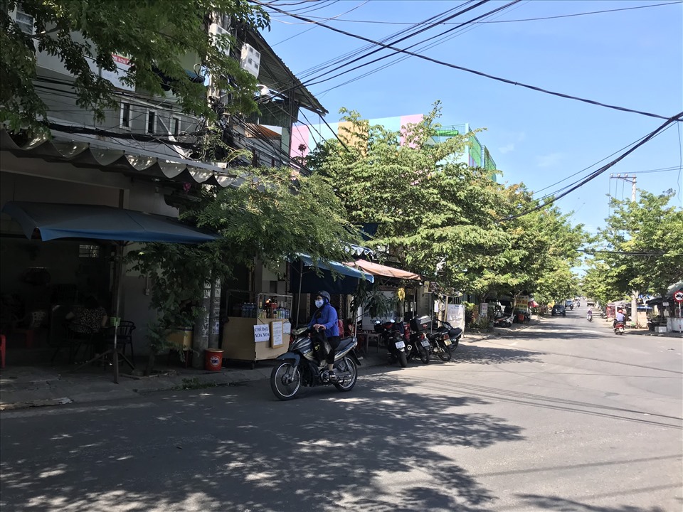Khu vực lân cận, các hoạt động buôn bán, trao đổi hàng hóa vẫn diễn ra bình thường. Ảnh: Mai Hương