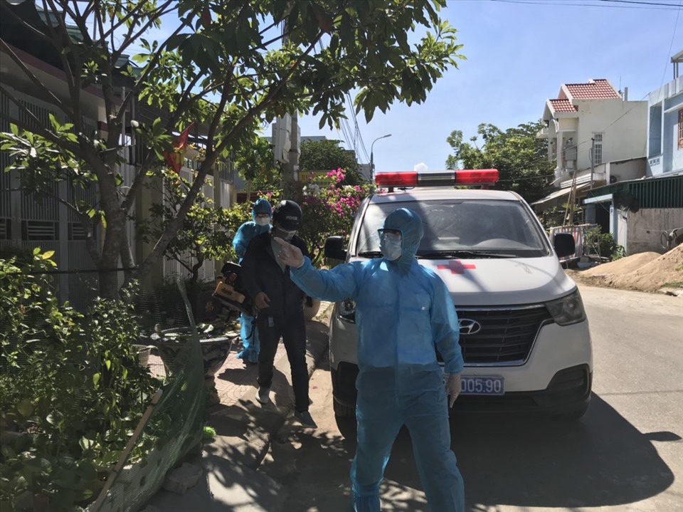 Cơ quan chức năng tiến hành phun thuốc khử trùng khu vực bệnh nhân T.V.D sinh sống. Ảnh: Mai Hương