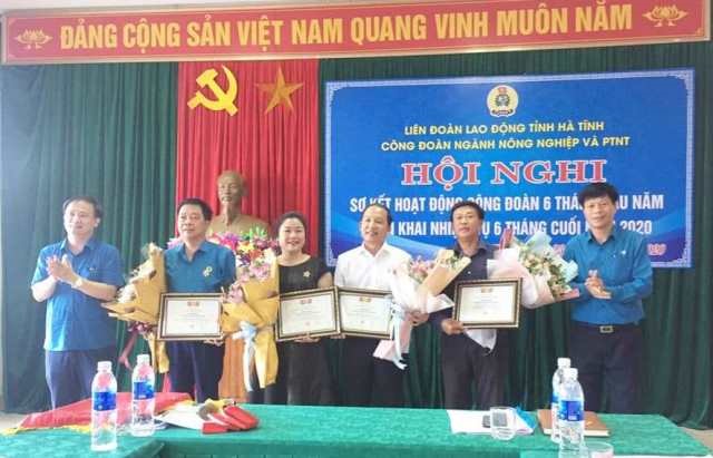 Tặng kỉ niệm chương vì sự nghiệp Công đoàn. Ảnh: Nguyễn Mai.