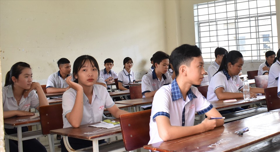 Thí sinh vào phòng thi tại hội đồng thi Trường THPT Hà Huy Giáp (huyện Cờ Đỏ, TP.Cần Thơ). Ảnh: Thành Nhân