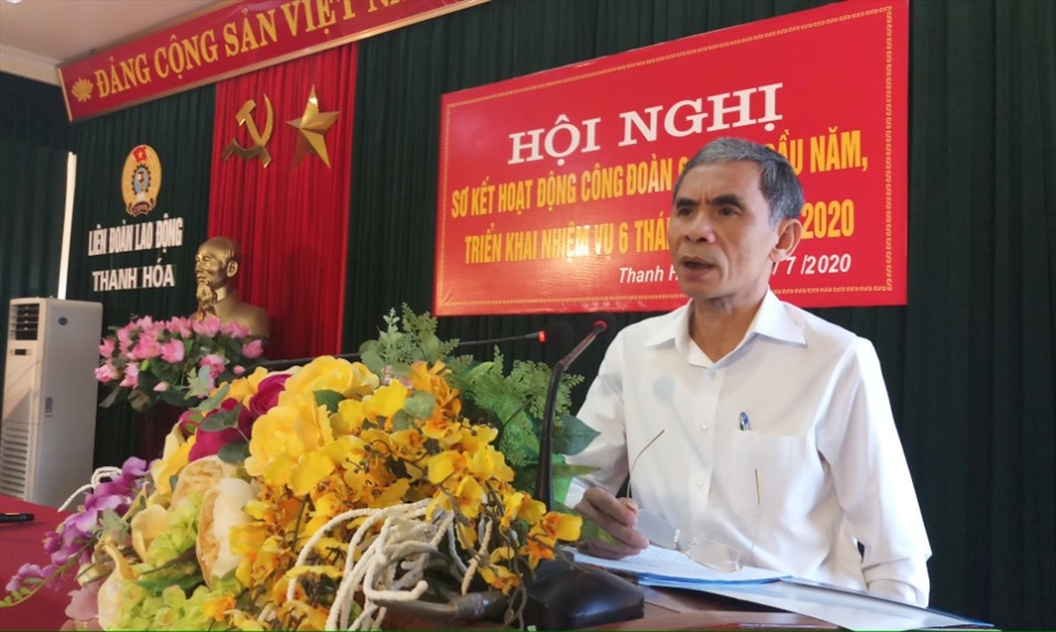 Ông Ngô Tôn Tẫn - Chủ tịch LĐLĐ tỉnh Thanh Hóa phát biểu tại hội nghị. Ảnh: Quách Du