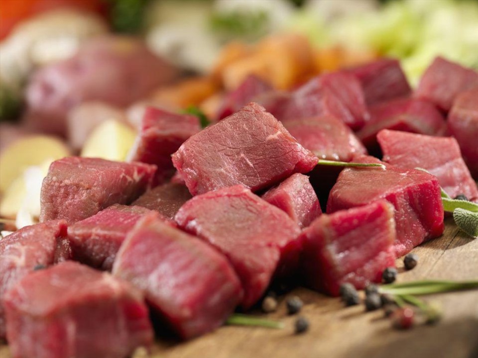 Trước khi chế biến, hãy cắt thịt bò thành từng ô vuông cho đẹp mắt. Ảnh nguồn: Pixabay.