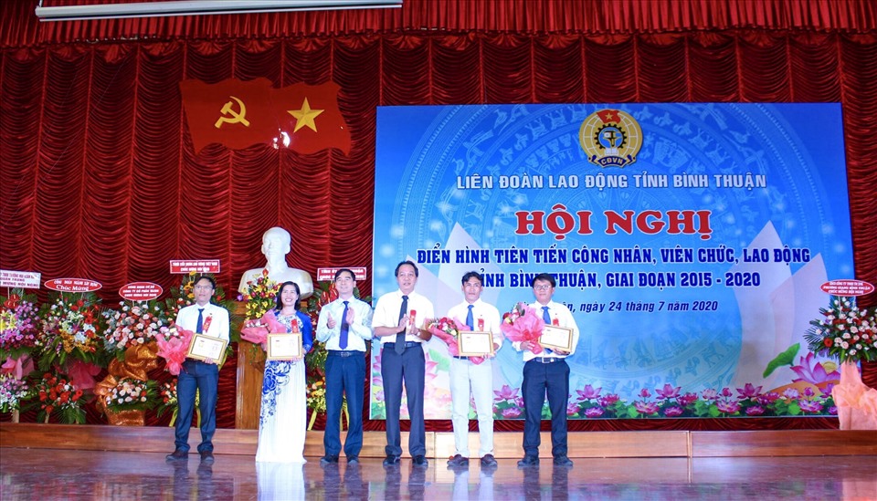 Ông Dương Văn An - Phó Bí thư Tỉnh ủy Bình Thuận và ông Nguyễn Đức Hòa Phó Chủ tịch UBND tỉnh Bình Thuận trao bằng “Lao động sáng tạo” cho 4 cá nhân. Ảnh: Võ Huyền
