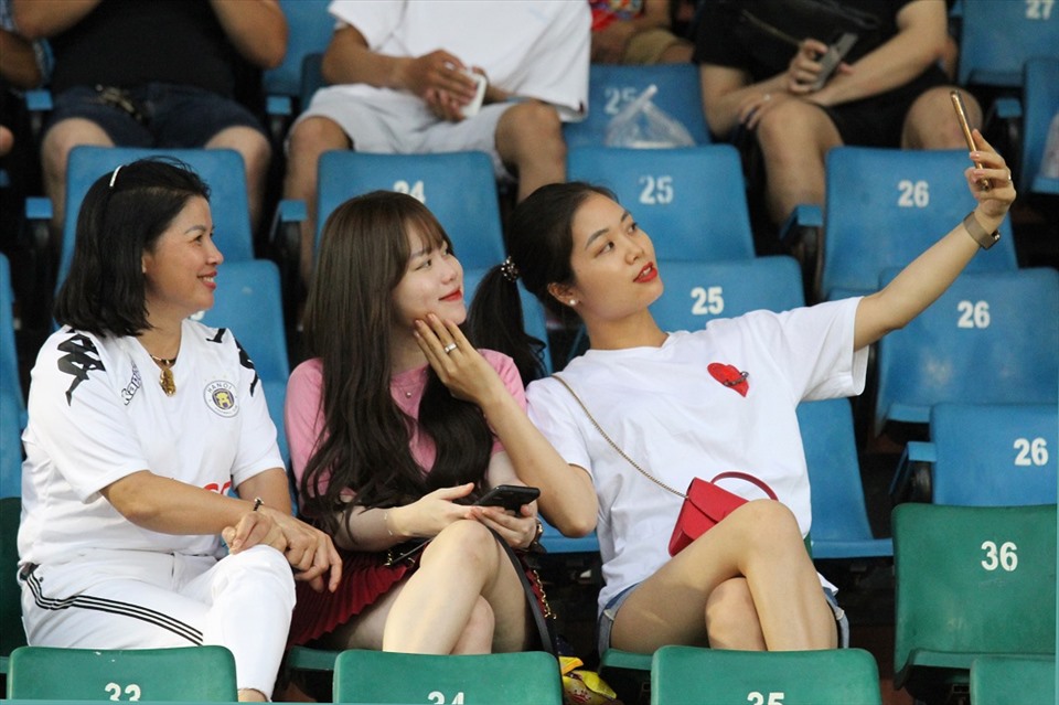 Trận đấu giữa TP.HCM và Hà Nội là trận cầu tâm điểm của vòng 11 LS V.League 2020. Dù được chơi trên sân nhà nhưng TP.HCM vẫn không thể vượt qua đối thủ và đành chấp nhận thất bại với tỉ số 0-3.