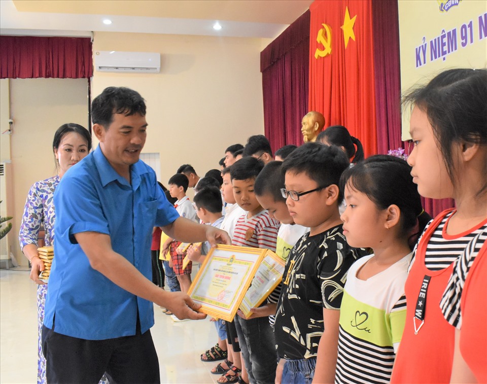 Đồng chí Huỳnh Hữu Thông - Trưởng Ban Tổ chức - Kiểm tra, LĐLĐ TP.Cần Thơ trao giấy khen cho các em học sinh là con của đoàn viên, CNVCLĐ.