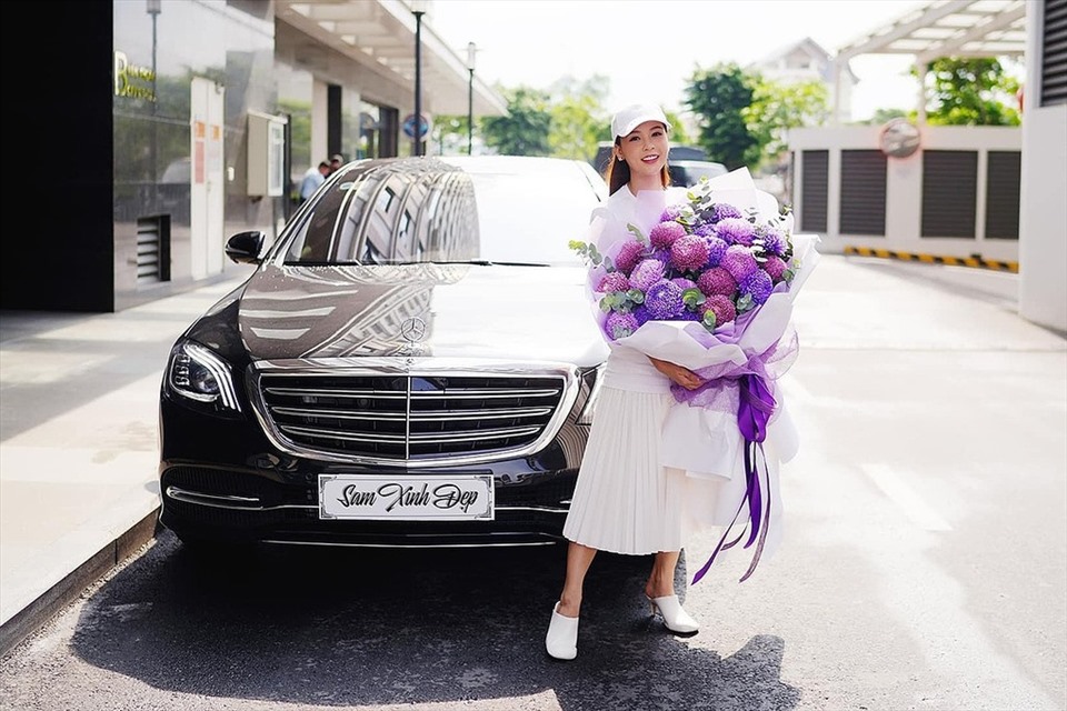 Người đẹp bạo tay mua Mercedes hơn 5 tỉ đồng. Ảnh: NSCC
