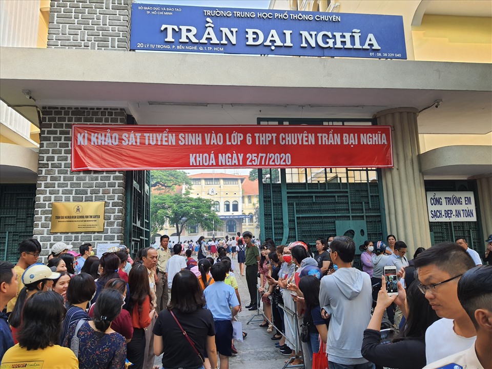 Từ sáng sớm, các thí sinh đã có mặt tại điểm thi. Ảnh: Huyên Nguyễn