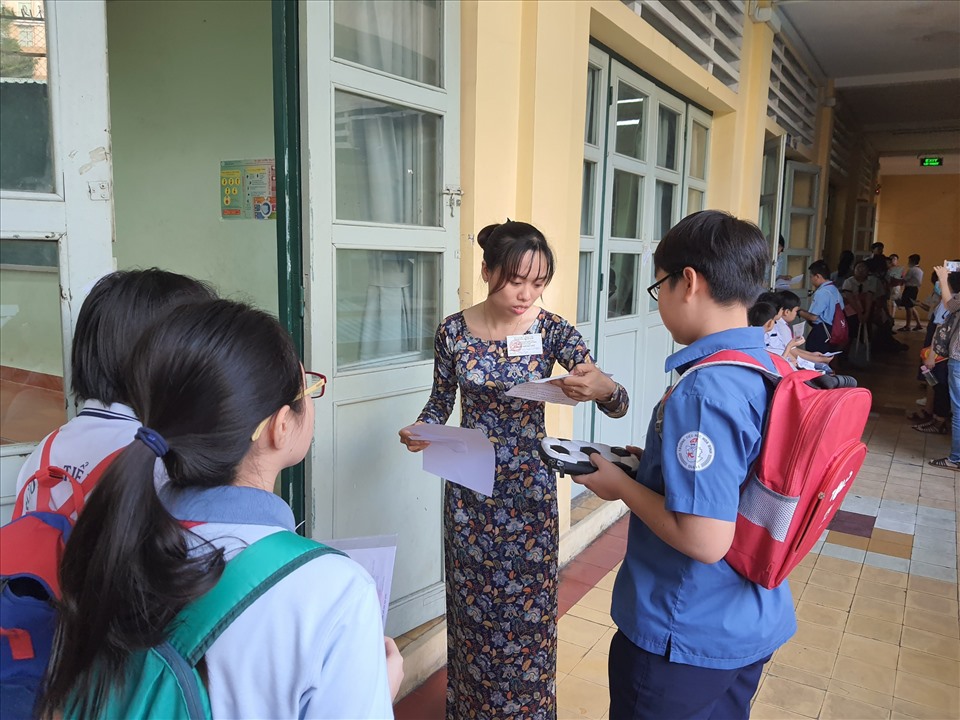 Thí sinh được kiểm tra các thủ tục trước khi vào phòng thi. Ảnh: Huyên Nguyễn