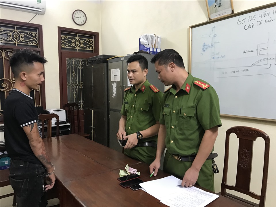 Đối tượng Mai Quang Hưng tại cơ quan điều tra. Ảnh: NT